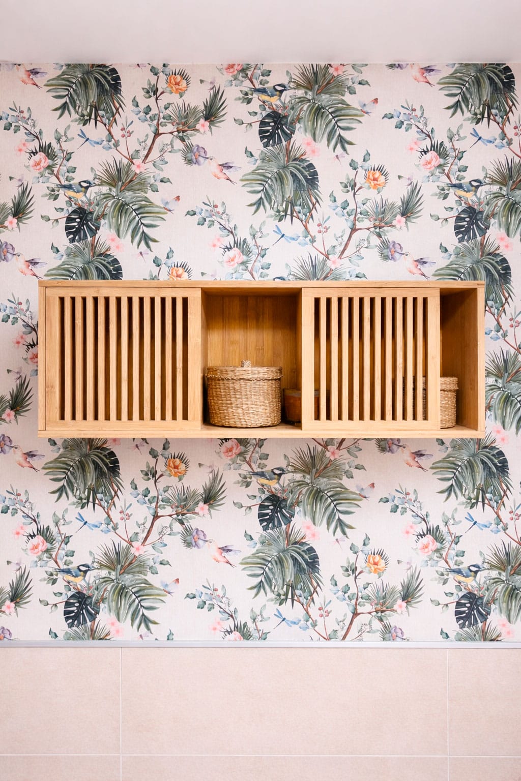 Gabinete-de-bambú-en-pared-tropical